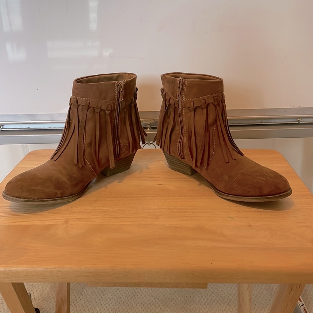 Cowboy boots. Low cut. Size 4. Excellent used condition.